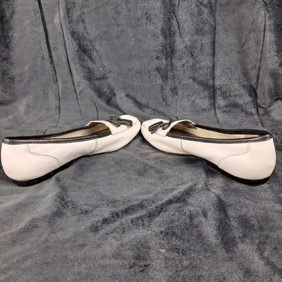 Array Size 5.5M White Leather Loafer Flats Black Trim and Bow and Tassel Detail - Picture 9 of 13